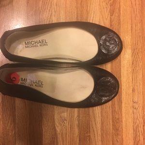 Authentic Michael Michael Kors Black flats size 6